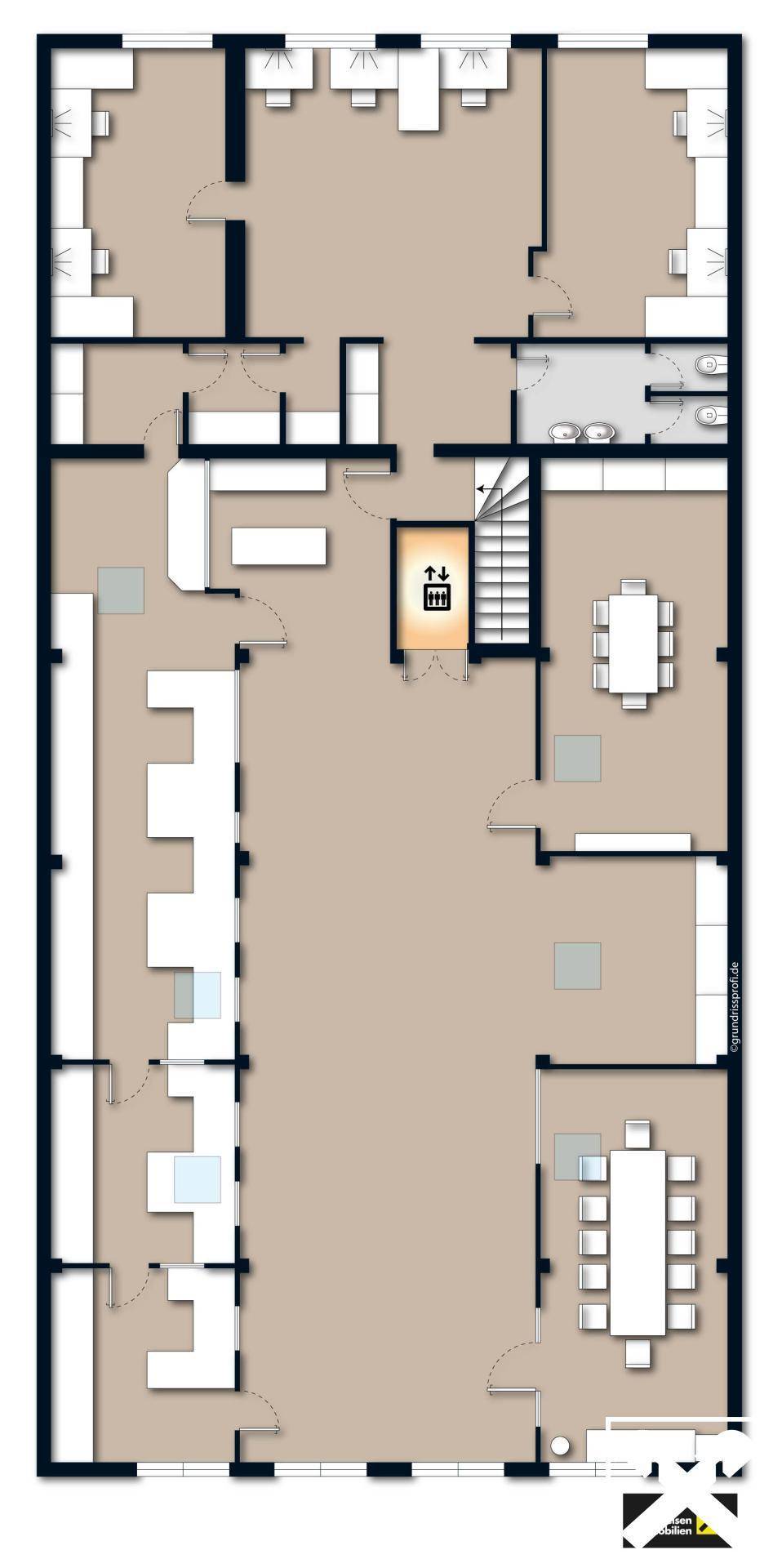 Detaillierter Grundriss mit mehreren Räumen, Treppenhaus und Aufzug, ideal für Büronutzung.