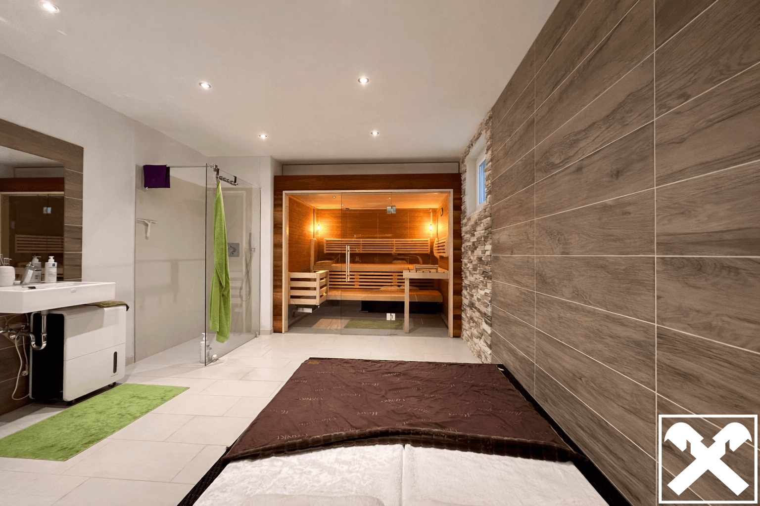 Exklusiver Wellnessbereich mit Sauna, Dusche und Liegefläche für Entspannung.