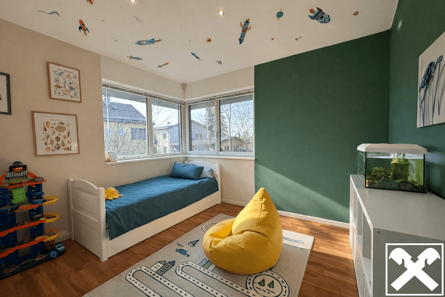 Farbenfrohes Kinderzimmer mit Einzelbett, Spielzeug und Blick ins Grüne.