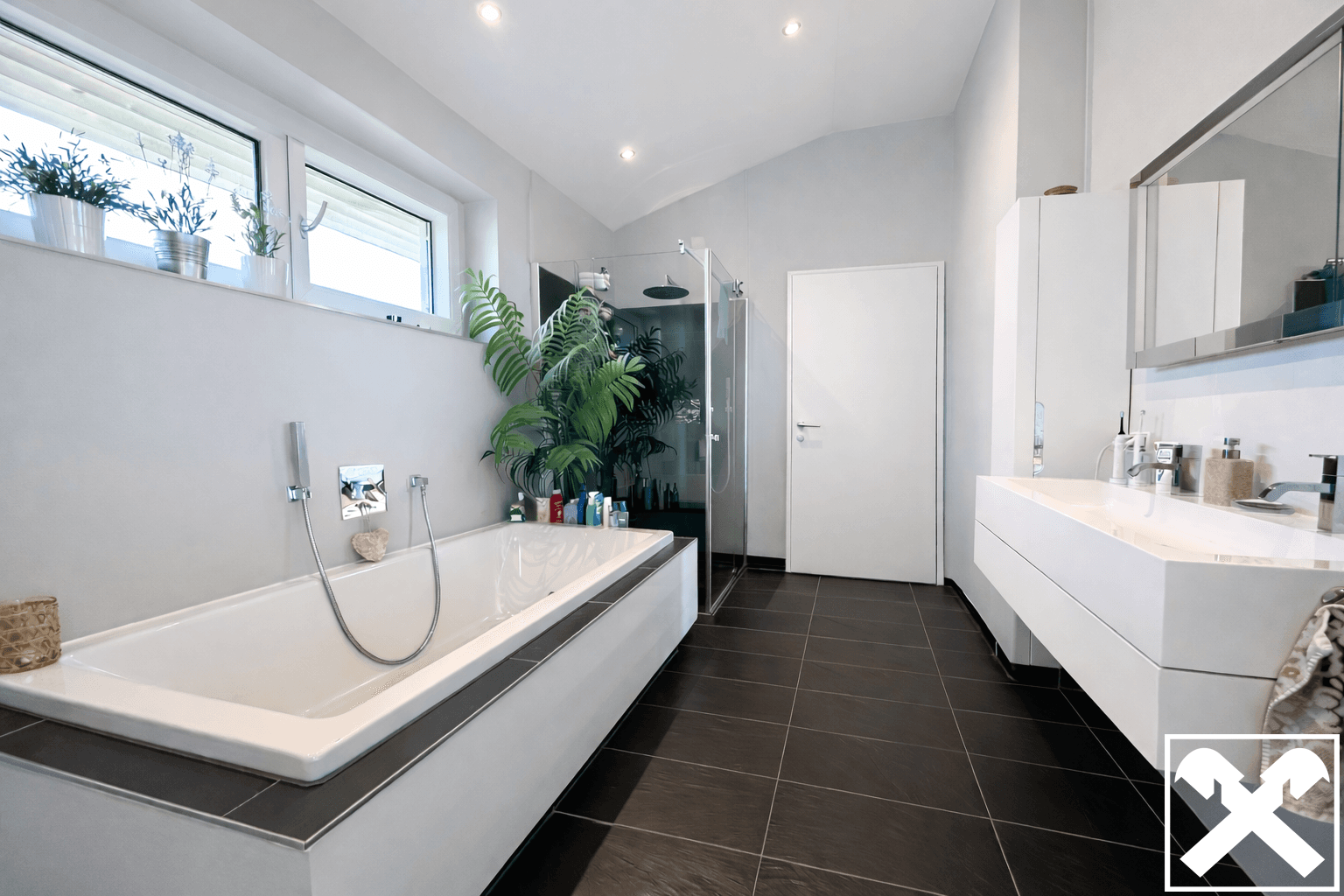 Modernes Badezimmer mit Badewanne, begehbarer Dusche und Doppelwaschbecken.