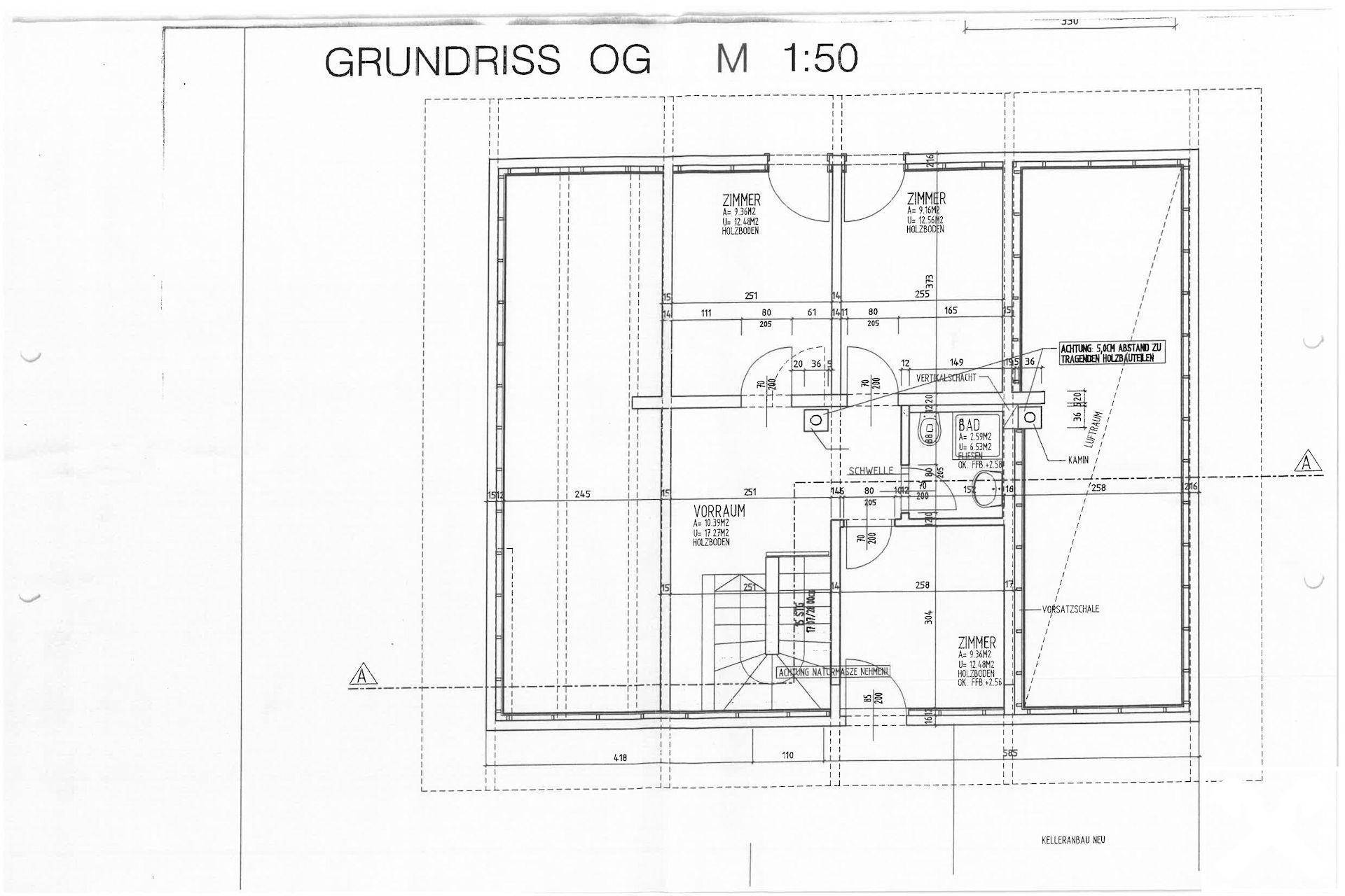 Grundriss des Obergeschosses mit mehreren Zimmern, Bädern und einem Balkon.