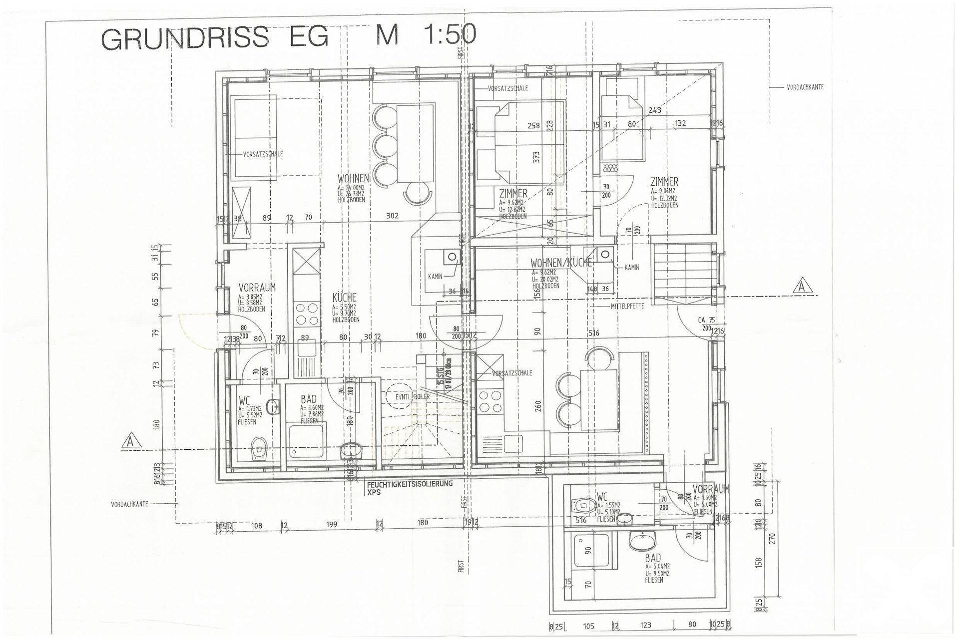Grundriss des Erdgeschosses mit offenem Wohnbereich, Küche, Bädern und Zugang zu Balkon und Terrasse.