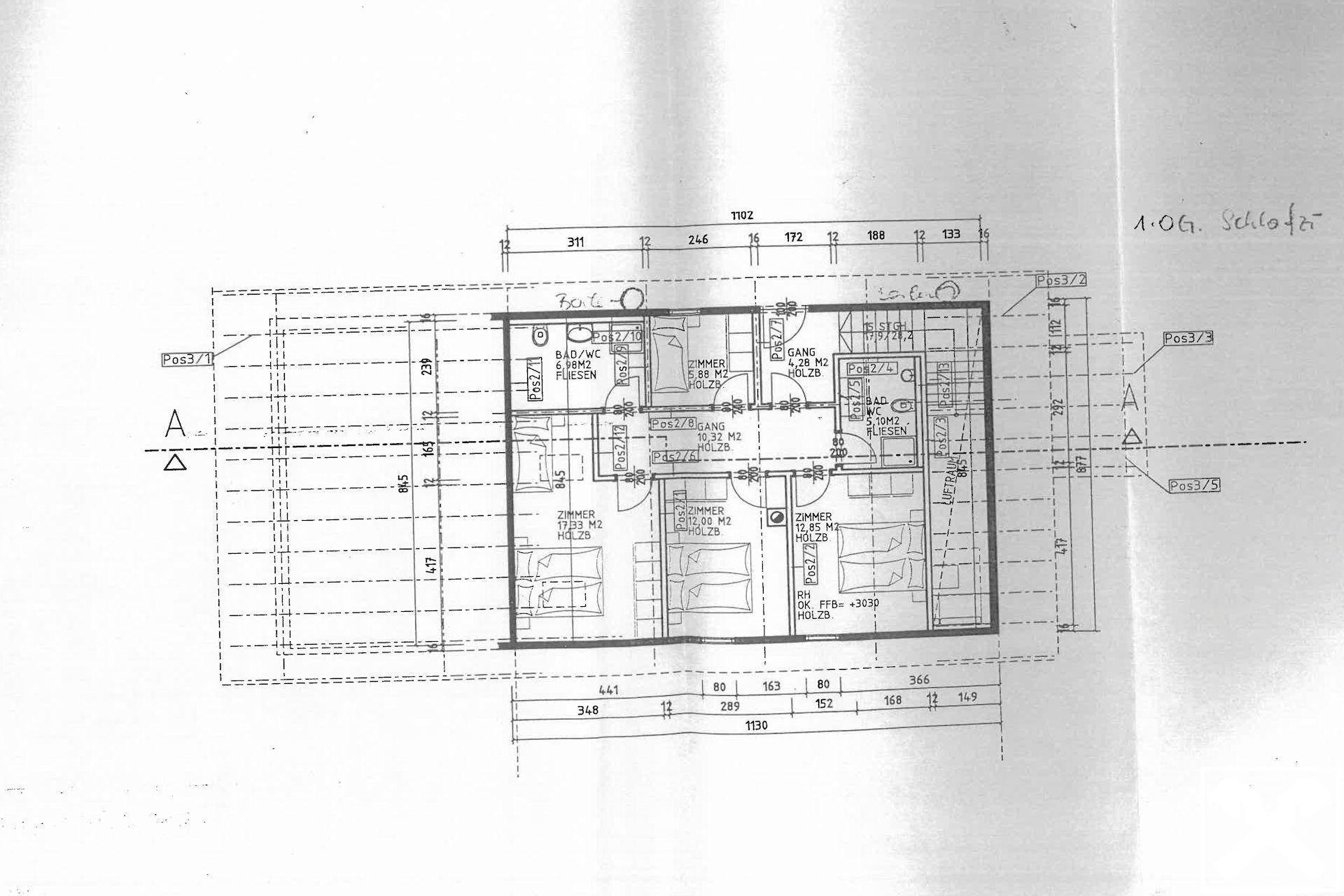 Grundriss des Obergeschosses mit Schlafzimmern und Balkonzugang.