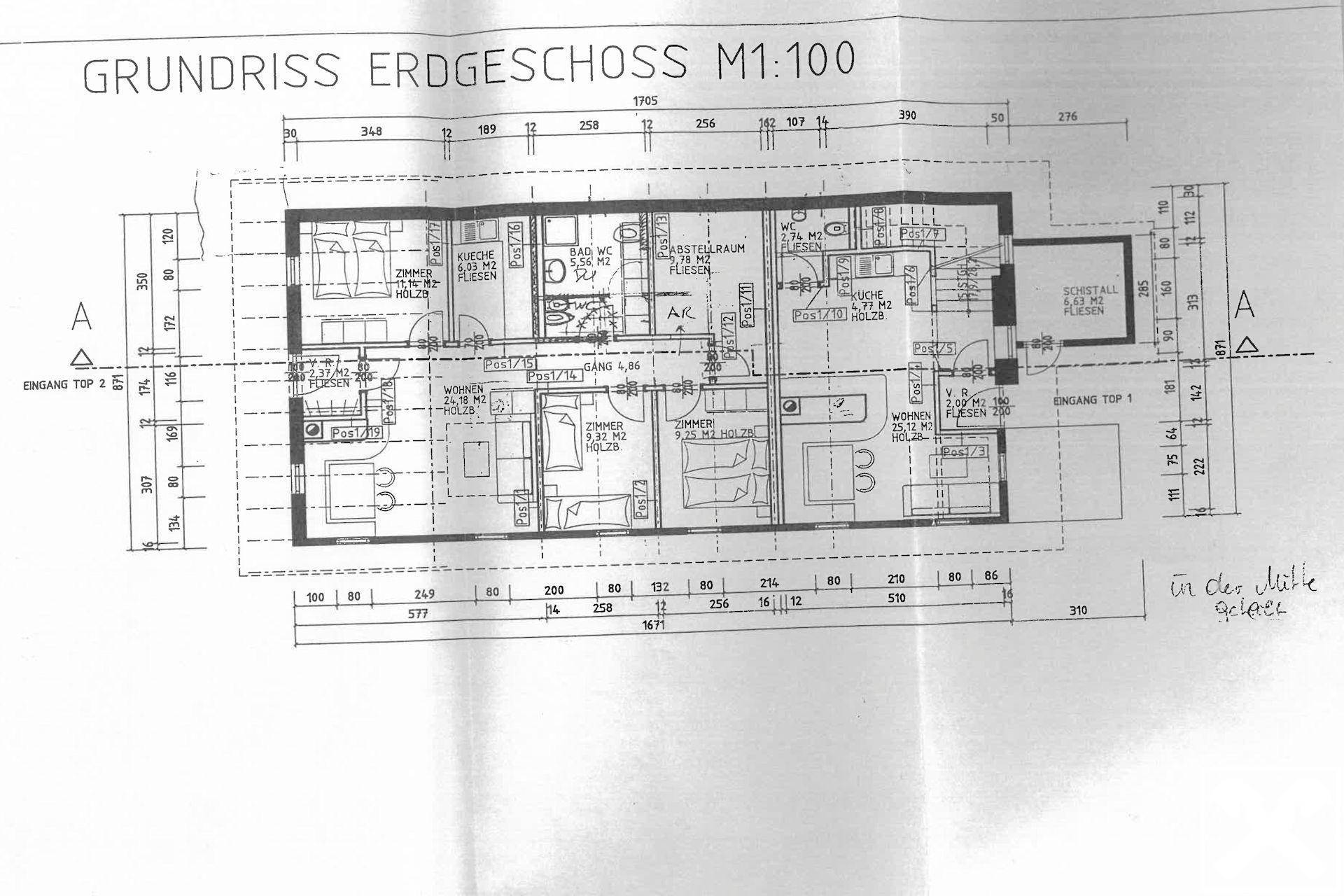 Grundriss des Erdgeschosses mit offenem Wohnbereich, Balkon und Terrasse.