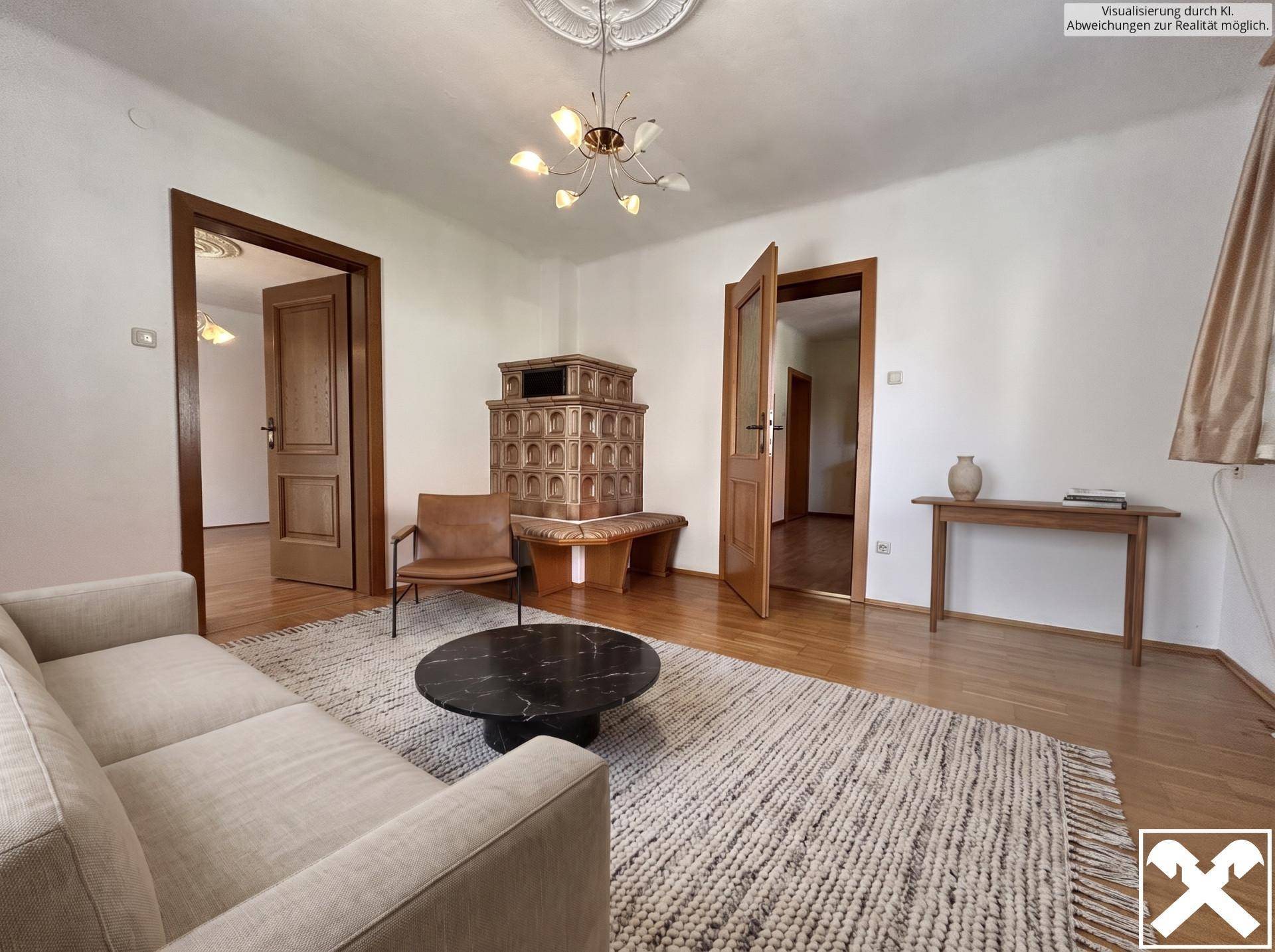 Gemütliches Wohnzimmer mit Sofa, Teppich, Holzboden und traditionellem Kachelofen.