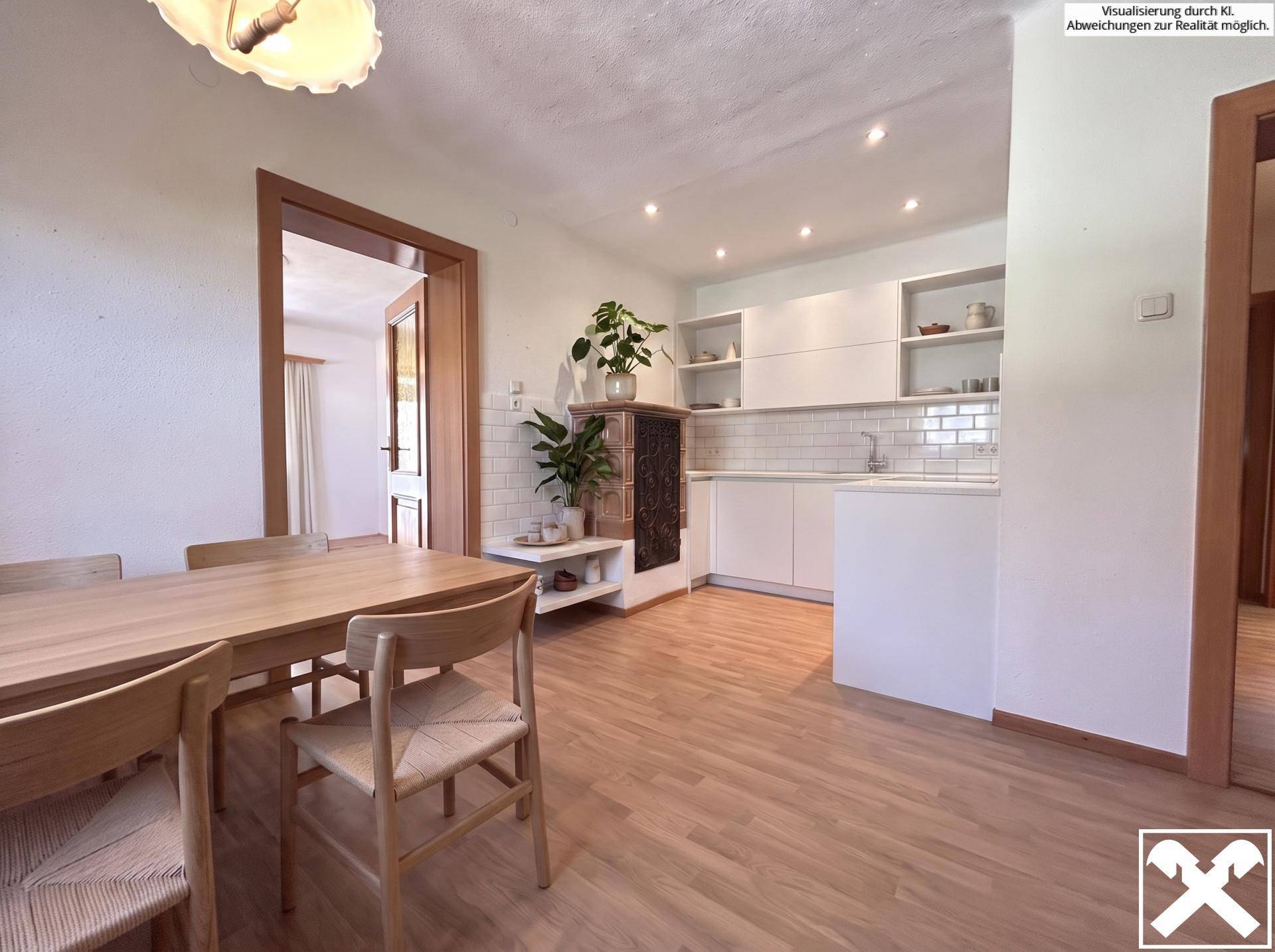 Moderne Küche mit weißer Einbauküche, Holzboden und Essbereich, offen zu einem weiteren Raum.