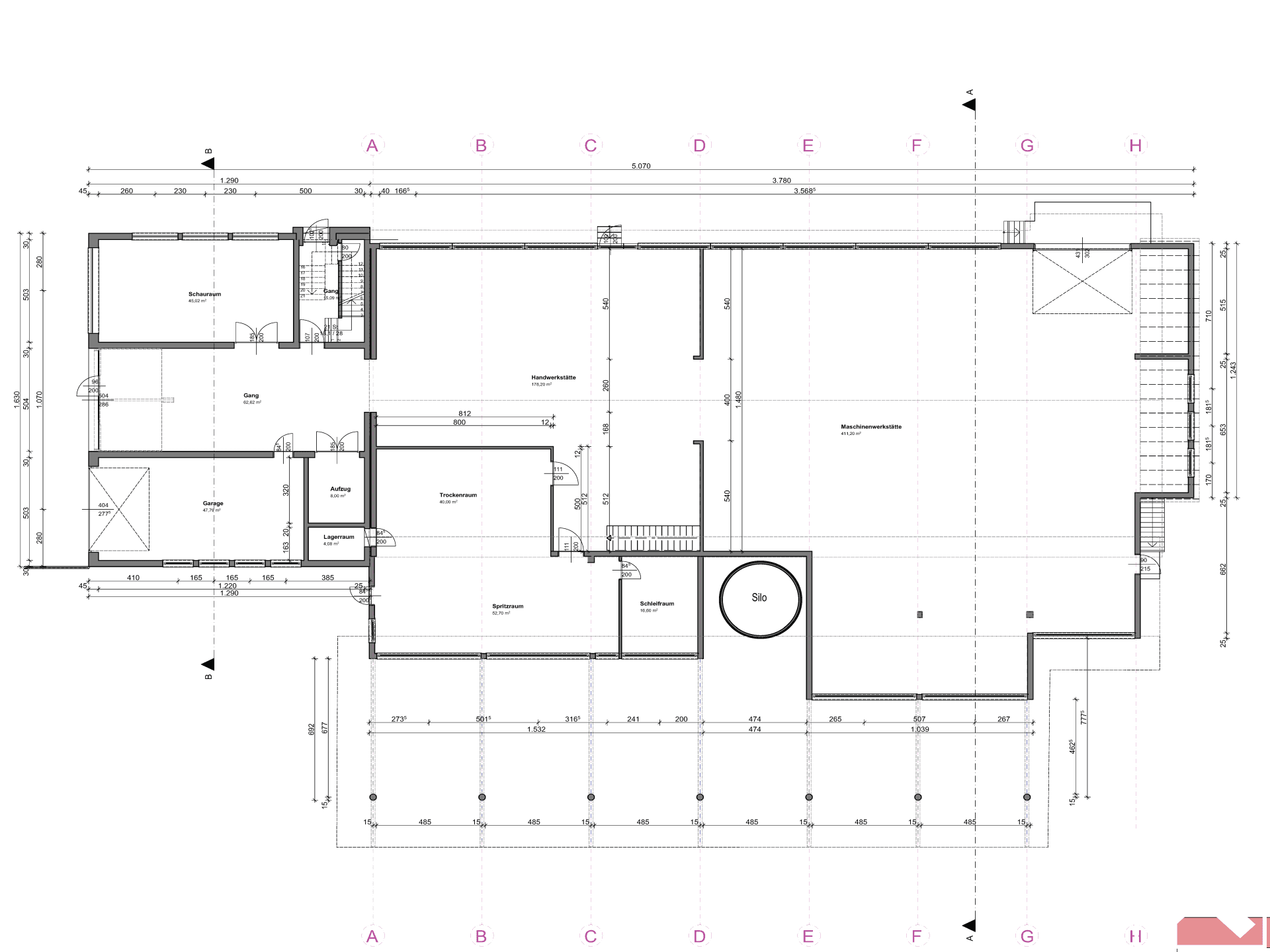 Grundriss mit Lagerflächen, Büros, einem großen Arbeitsbereich und Garage im Erdgeschoss.
