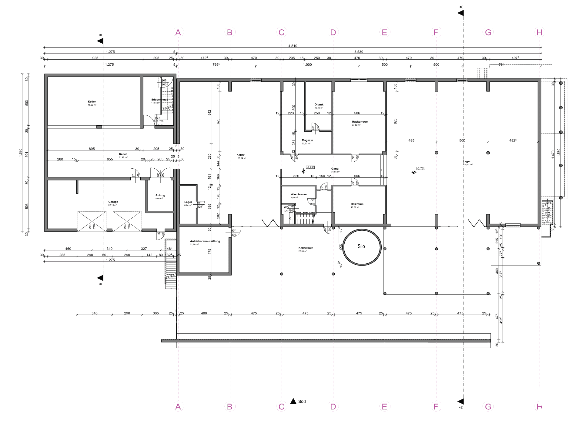 Detaillierter Grundriss mit verschiedenen Räumen, Lagerflächen, Kellerräumen und Aufzug.