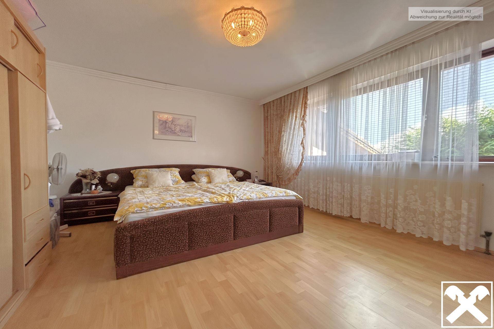 Geräumiges Schlafzimmer mit Doppelbett, Holzfußboden und großen Fenstern für viel Tageslicht.