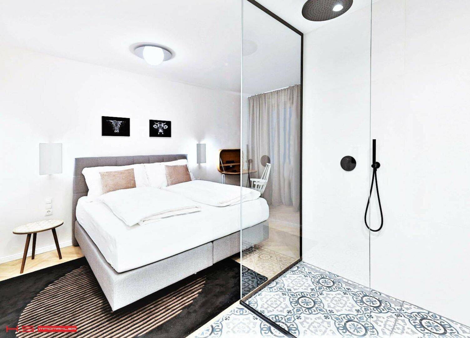 Schlafzimmer mit Doppelbett und offenem Badezimmerbereich, inklusive begehbarer Dusche.