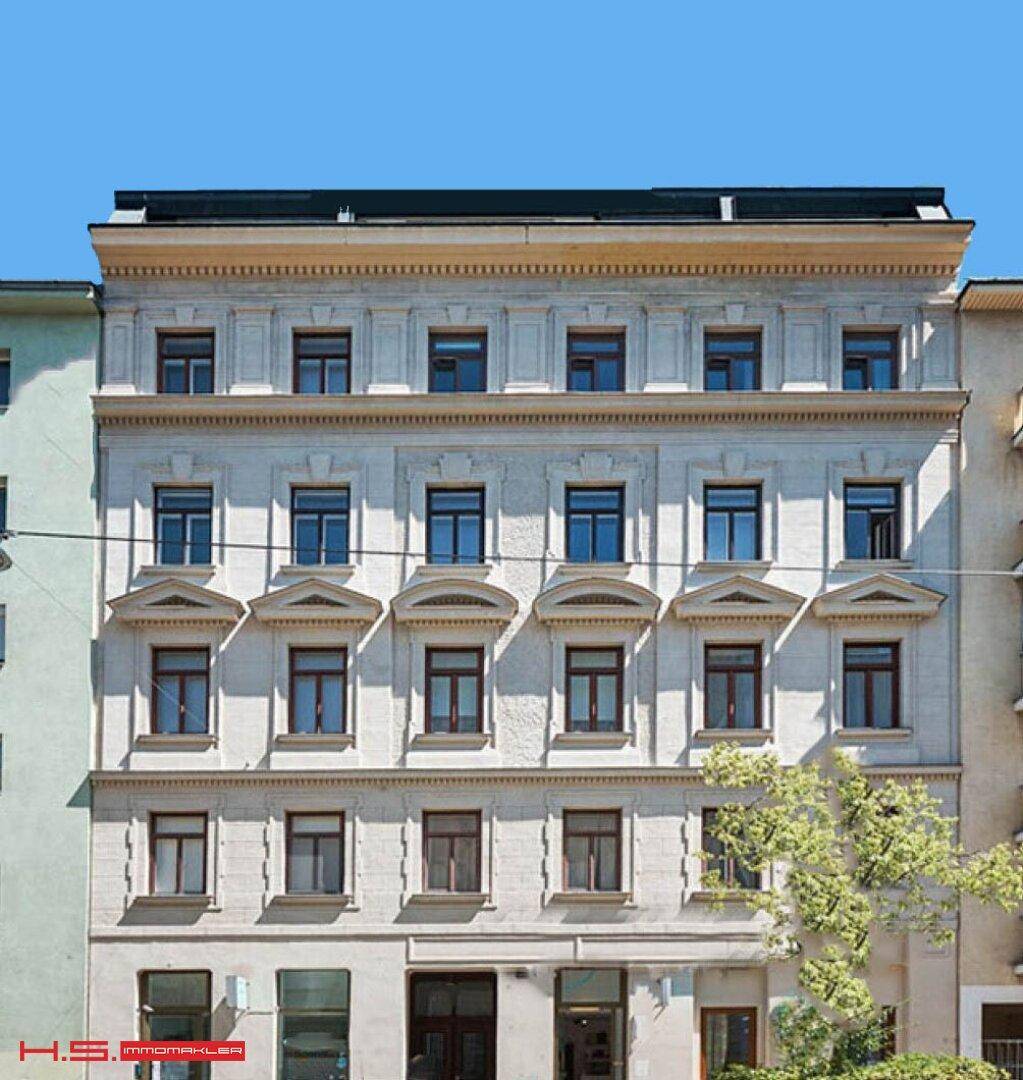 Die klassische Fassade des Altbaus präsentiert sich mit vielen Fenstern und einem gepflegten Erscheinungsbild.