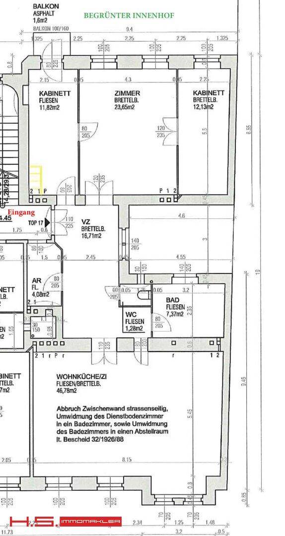 Grundriss einer Wohnung mit mehreren Zimmern, Bad, WC und Balkon zum Innenhof.