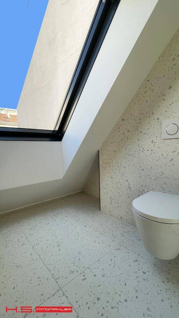 Separater WC-Bereich im Badezimmer mit Wand-WC und modernem Design.