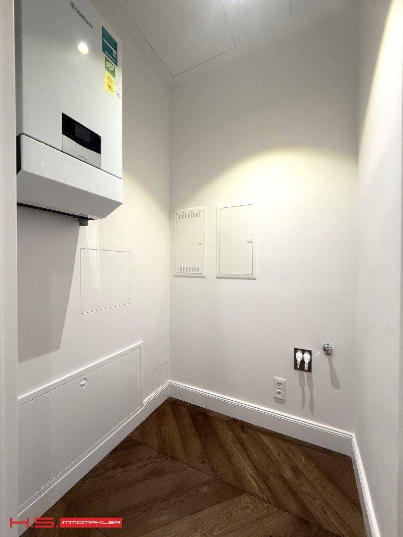 Kleiner Hauswirtschaftsraum mit Heizungsanlage und Anschlüssen.