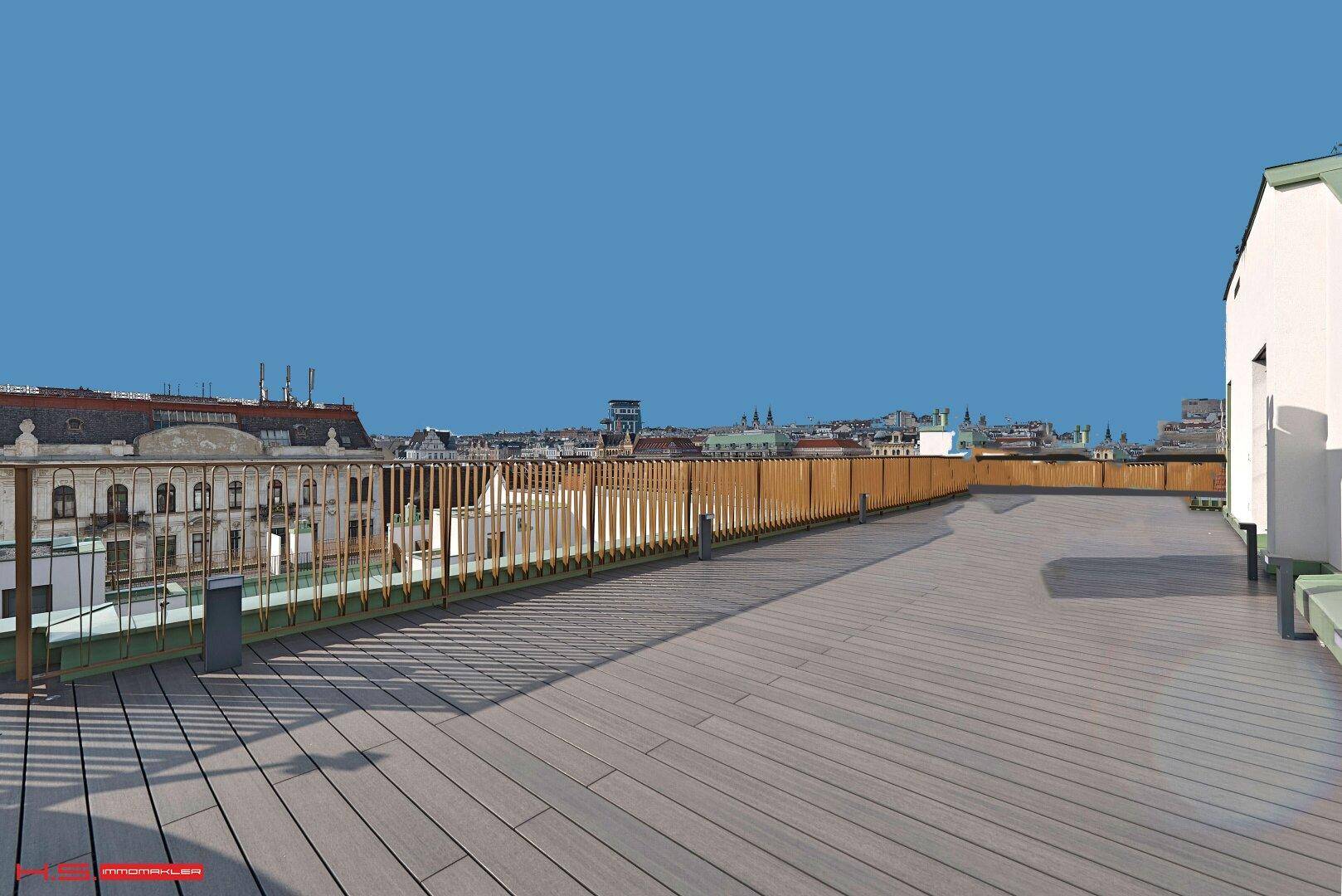 Weitläufige Dachterrasse mit Holzboden und Panoramablick über die Stadt.