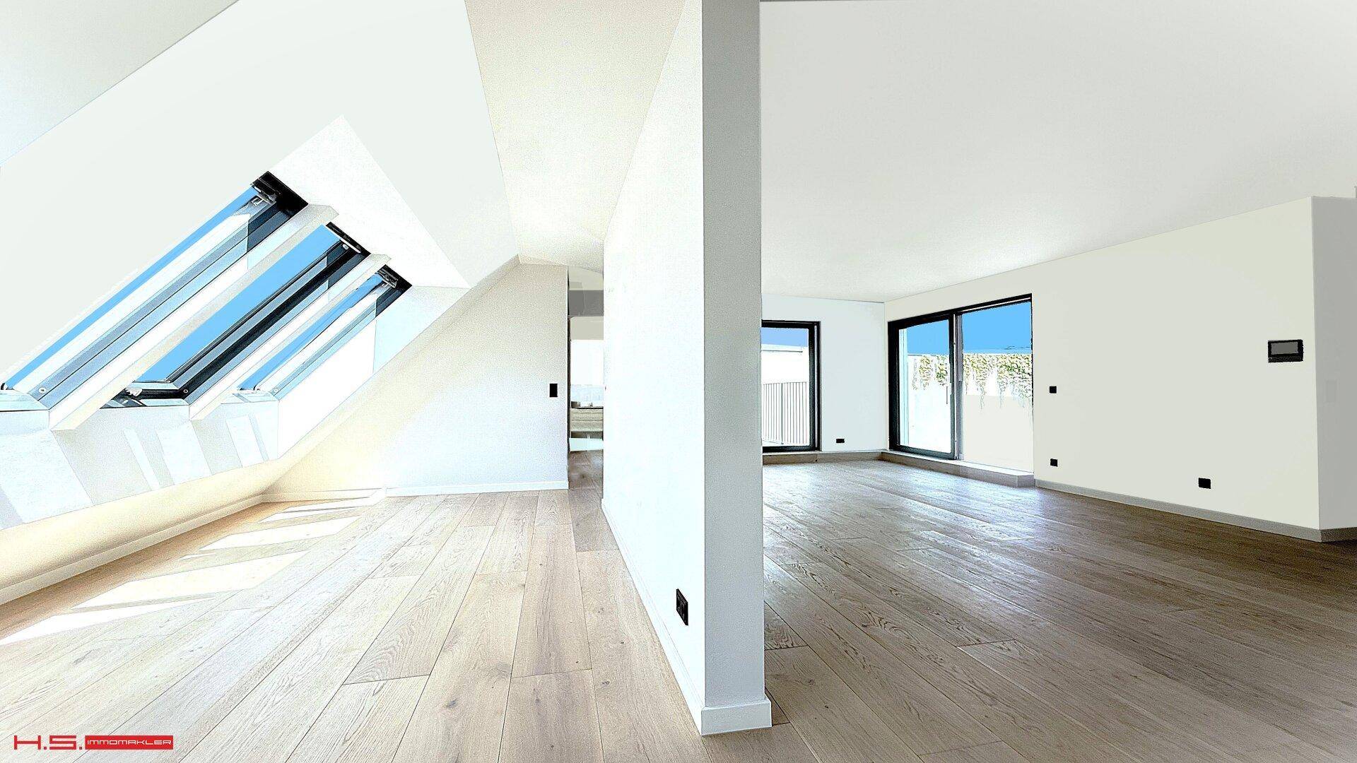 Lichtdurchfluteter, moderner Wohnraum mit hellem Holzboden, großen Schiebetüren und schrägen Dachfenstern für viel Tageslicht.