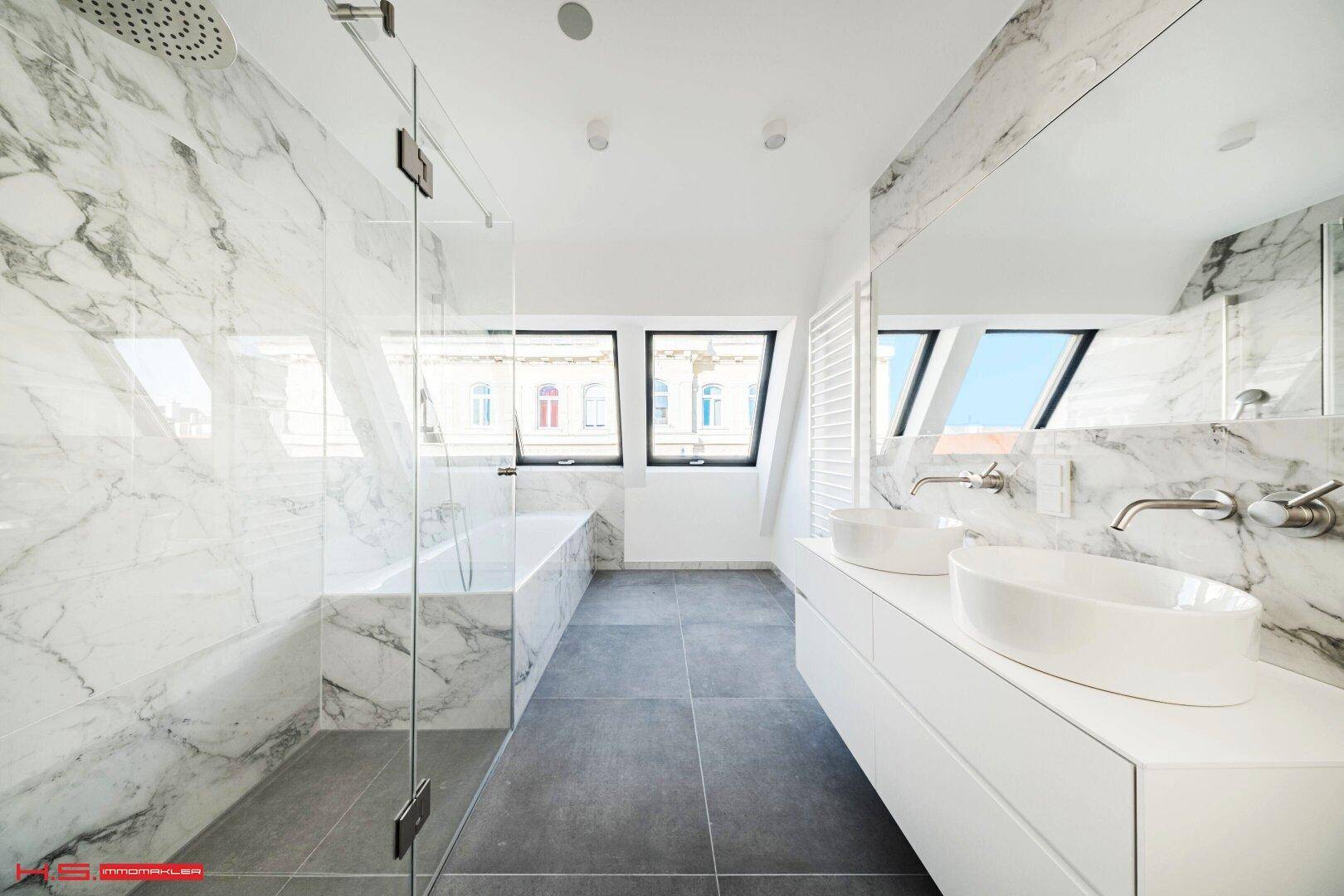 Modernes Badezimmer mit Marmorfliesen, Doppelwaschbecken, Badewanne und begehbarer Dusche.
