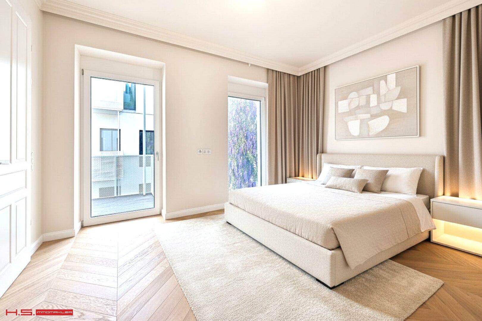 Helles Schlafzimmer mit Parkettboden, großem Bett und Zugang zu einem Balkon.
