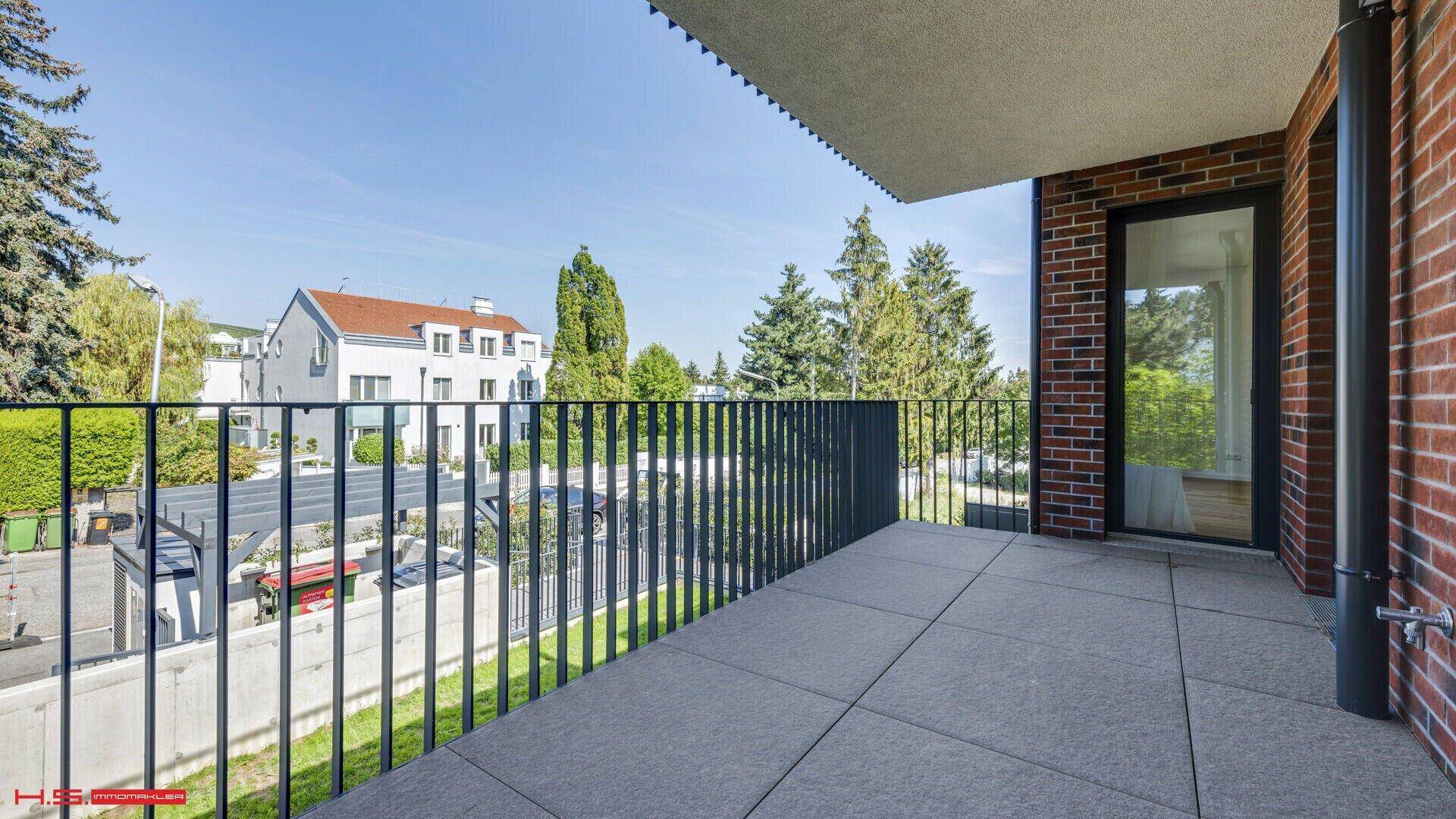 Balkon mit Blick auf die umliegende Wohngegend und viel Grün, ideal für entspannte Stunden.