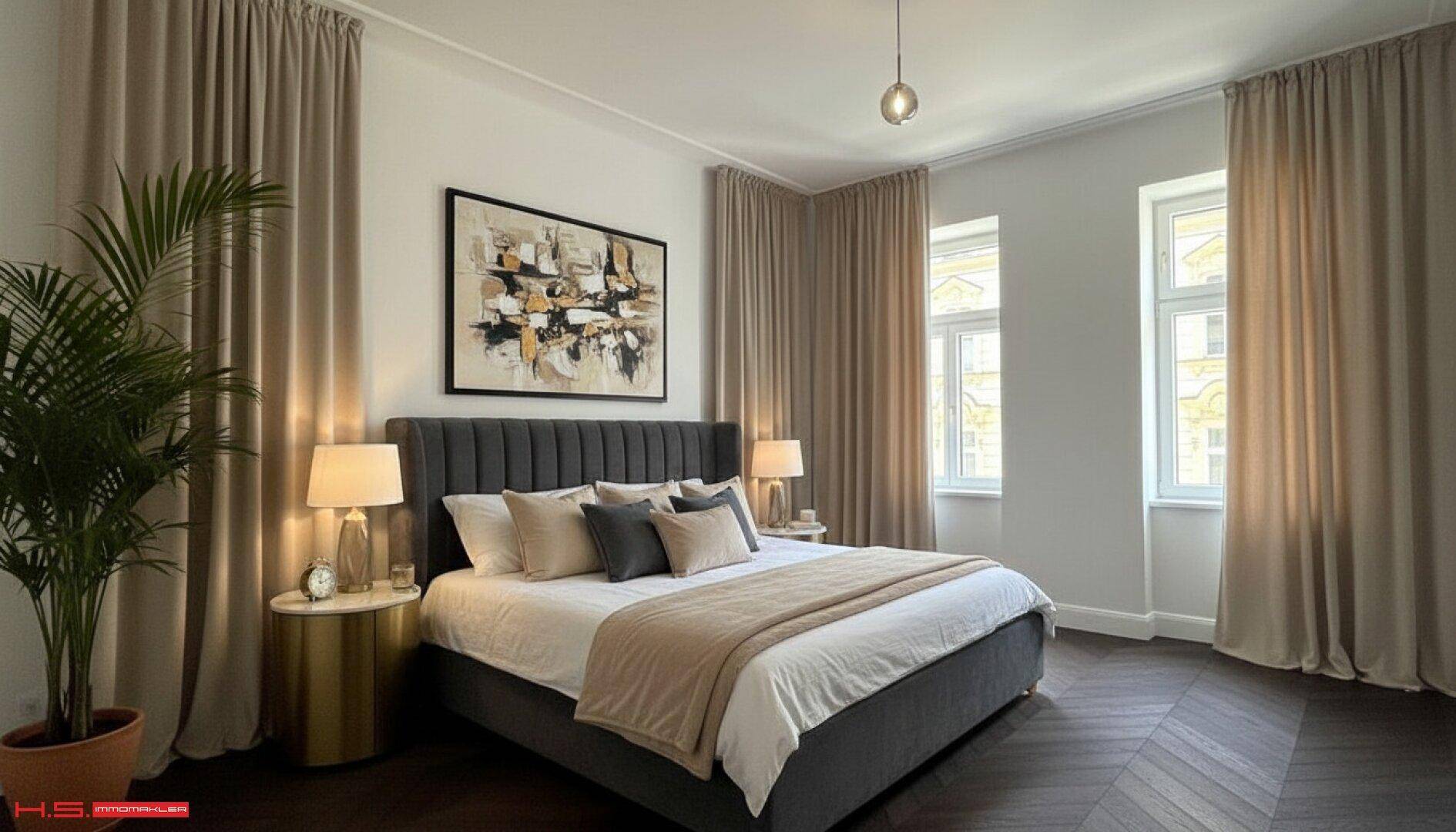 Helles Schlafzimmer mit großem Doppelbett, eleganten Vorhängen und Fischgrätparkett.