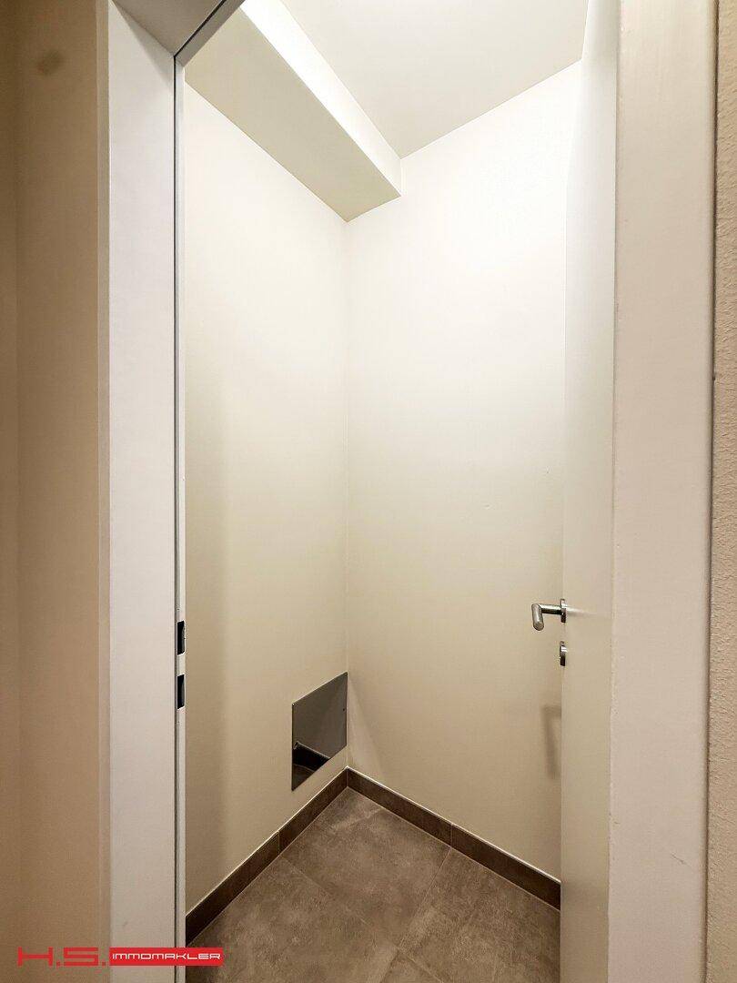 Kleiner Abstellraum mit Fliesenboden, ideal für zusätzlichen Stauraum im Haushalt.