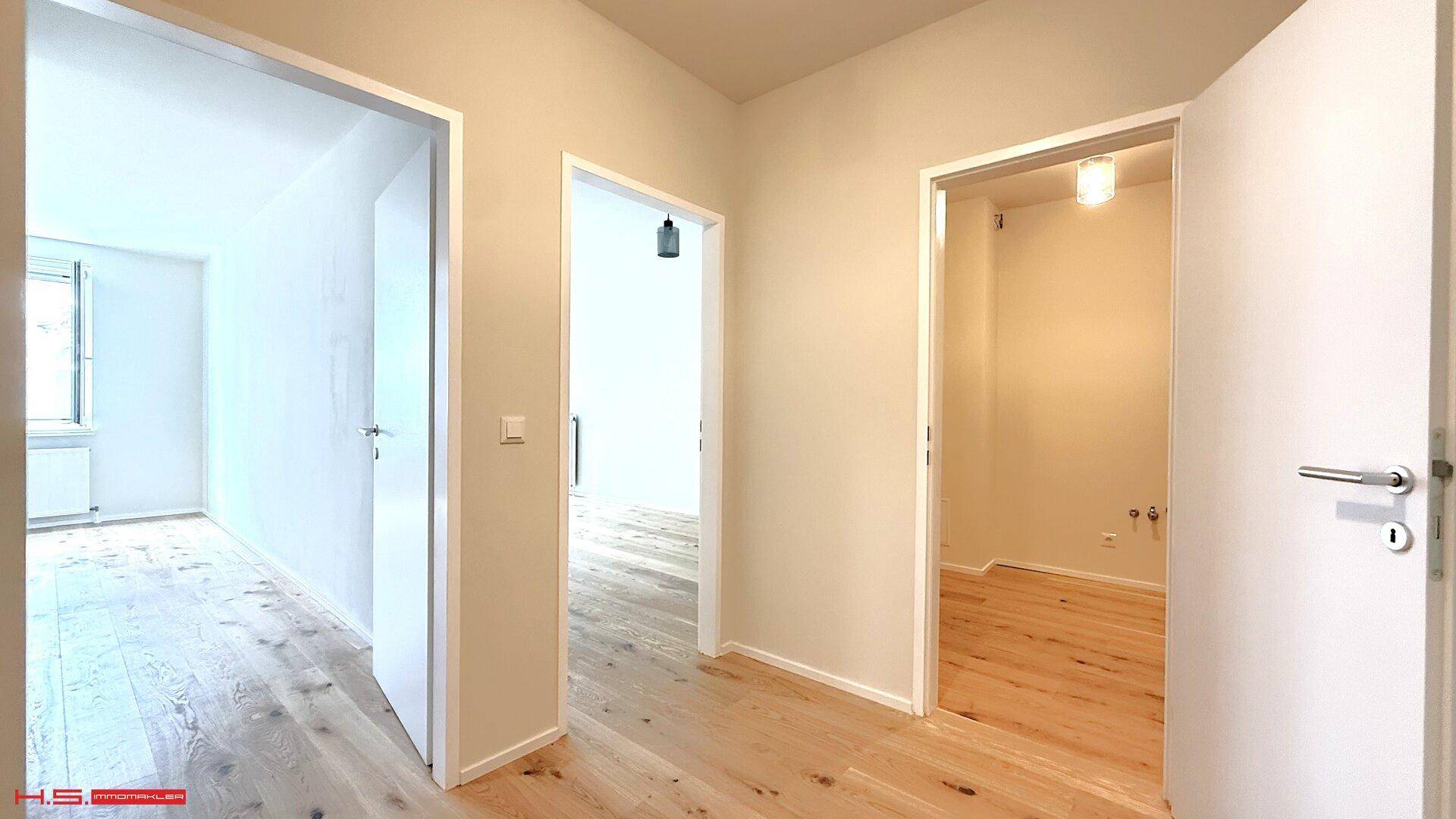 Geräumiger Flur mit mehreren Türen, der die verschiedenen Zimmer der Wohnung verbindet.