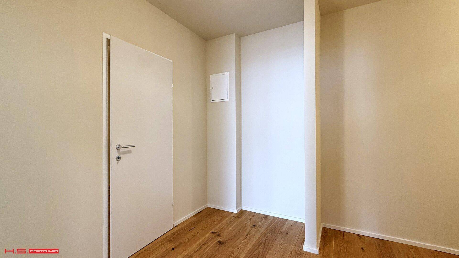 Praktischer Abstellraum mit Holzboden und einer Nische für zusätzlichen Stauraum.