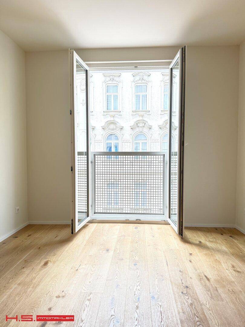 Nahaufnahme des französischen Balkons, der viel Tageslicht in den Raum lässt.