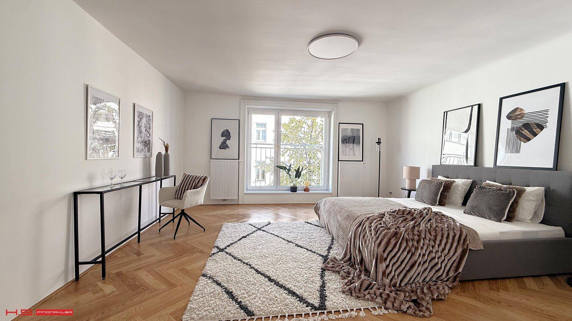 Geräumiges Schlafzimmer mit Doppelbett, stilvoller Einrichtung und Blick ins Grüne.