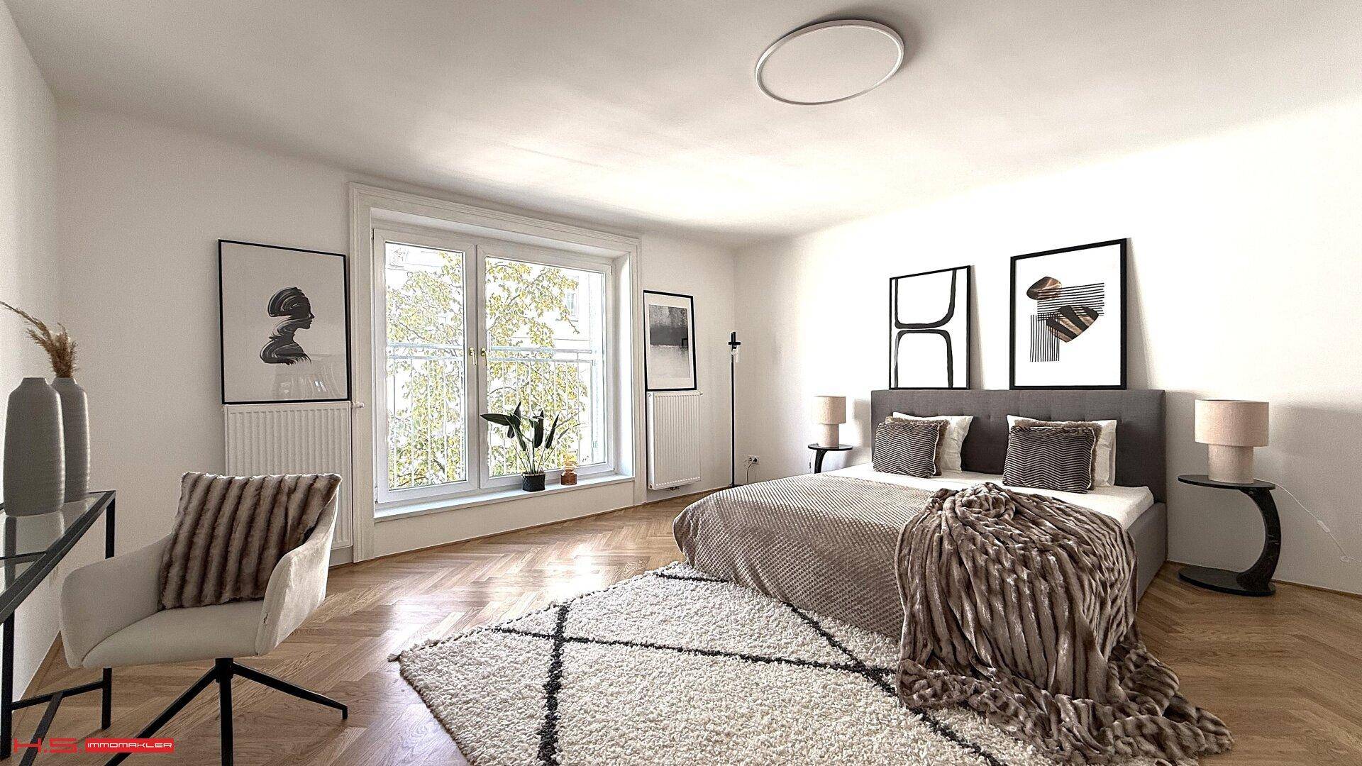 Modern eingerichtetes Schlafzimmer mit großem Fenster und bequemen Doppelbett.