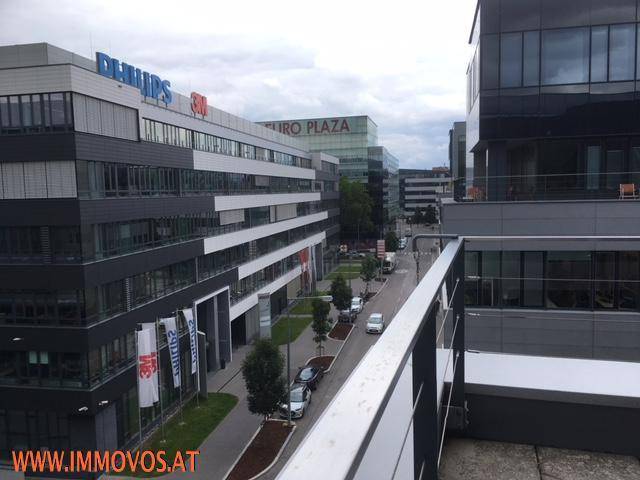 Blick auf eine moderne Bürogebäude-Umgebung mit mehreren Geschäftsgebäuden und einer Straße.