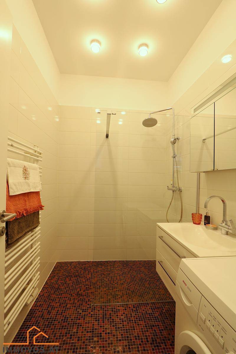 Bad mit bodenebener Dusche