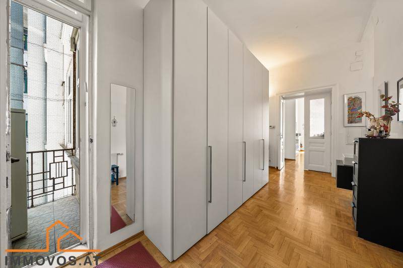Eingangsbereich mit Blick zur Loggia und weiter zum Wohnzimmer