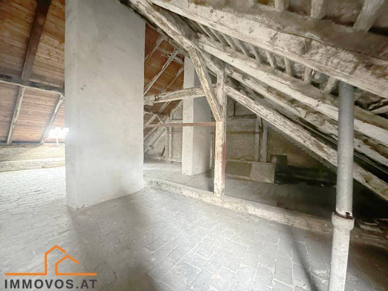 Unfertiger Dachboden mit sichtbaren Holzbalken und Stützen, bietet Raum für kreative Gestaltung.