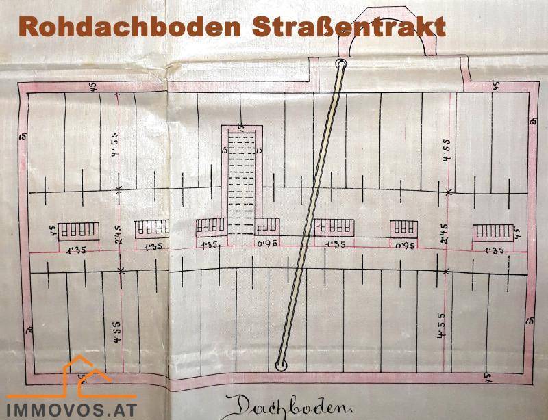Historischer Grundriss des Rohdachbodens im Straßentrakt mit eingezeichneten Maßen.