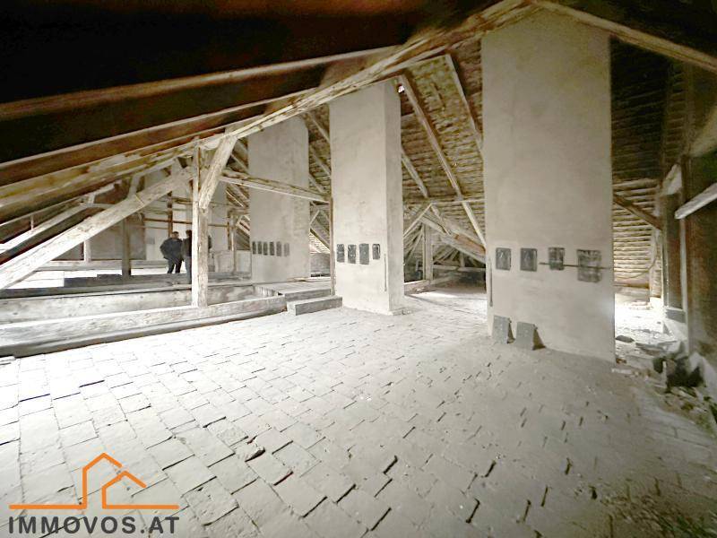 Geräumiger Dachboden mit freiliegender Holzkonstruktion und gemauerten Kaminen, ideal für Loftausbau.