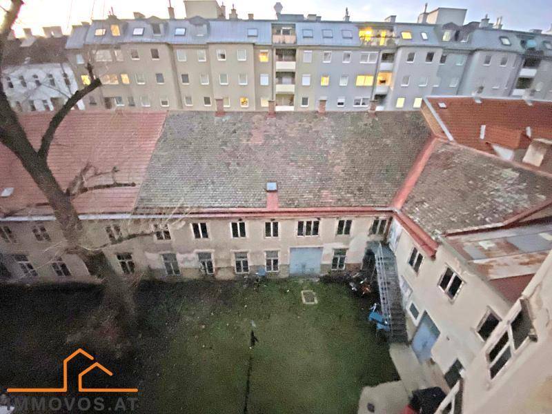 Luftaufnahme des Innenhofs und der umliegenden Gebäude, zeigt die städtische Umgebung.