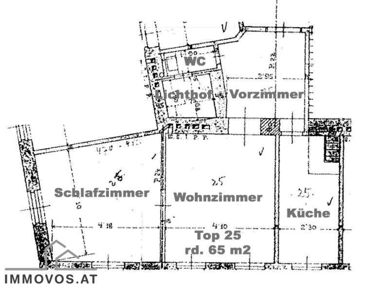 Grundrissplan einer Wohnung mit Wohnzimmer, Schlafzimmer, Küche und WC.