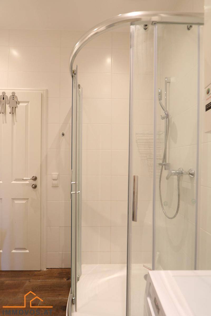 Dusche mit Verglasung bodeneben