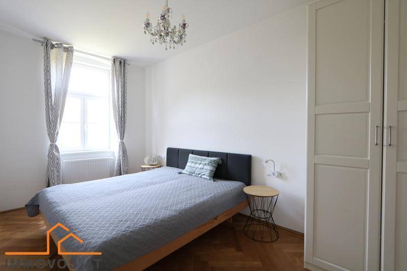 gem&#252;tliches Schlafzimmer mit Ausstattung