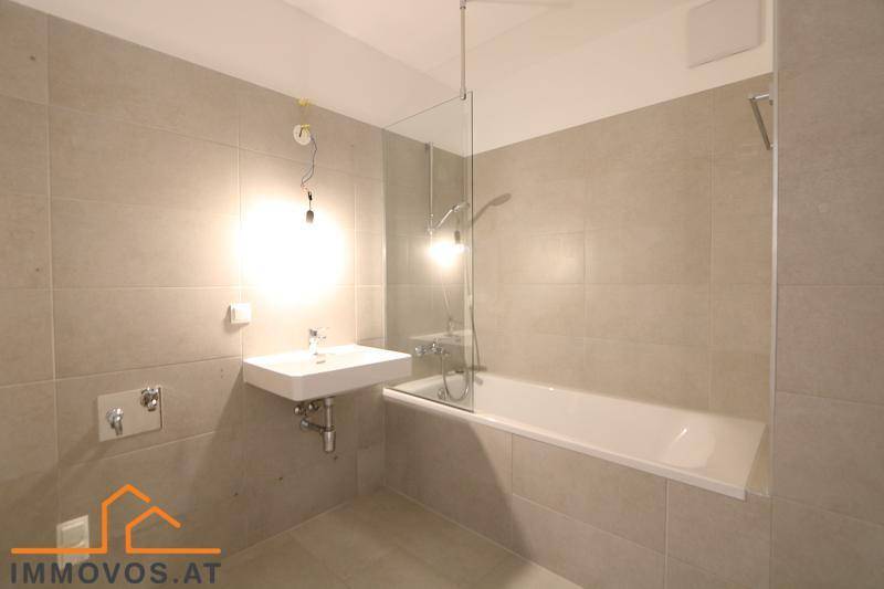 Bad mit Wanne u. Waschplatz