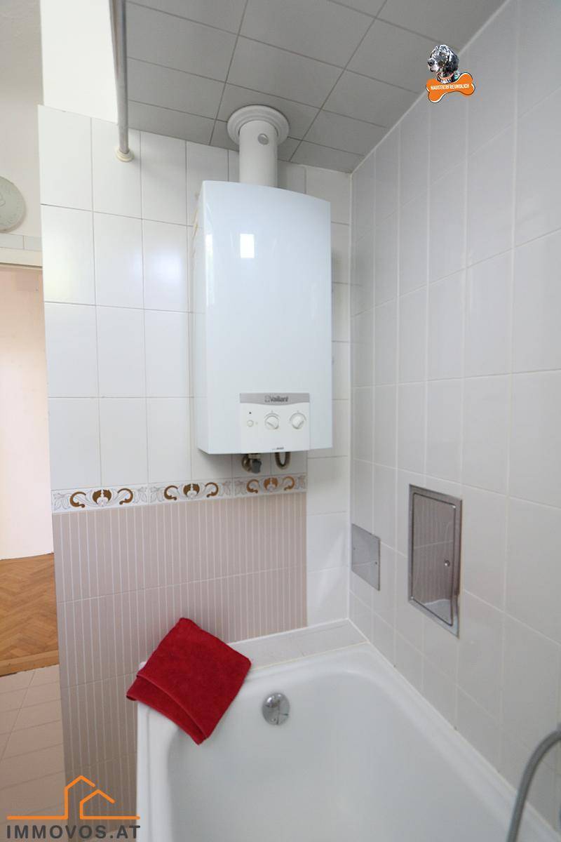 Therme &#252;ber der Wanne im Bad