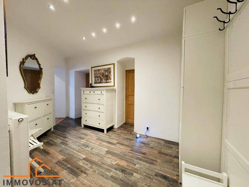 Geräumiger Flur mit Holzoptikboden, Kommoden und Garderobenschrank.