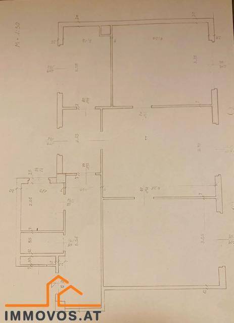 Detaillierter Grundrissplan der Immobilie mit verschiedenen Räumen und Maßangaben.
