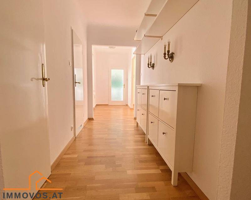 Langer, heller Flur mit Parkettboden, der zu weiteren Räumen führt und viel Platz bietet.