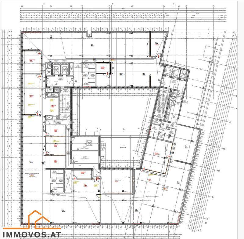 Detaillierter Grundrissplan eines Bürogeschosses mit verschiedenen Raumaufteilungen und technischen Details.