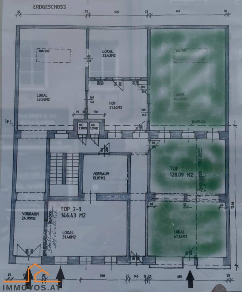 Grundriss des Erdgeschosses mit mehreren Gewerbeflächen, Lager und einem Innenhof.
