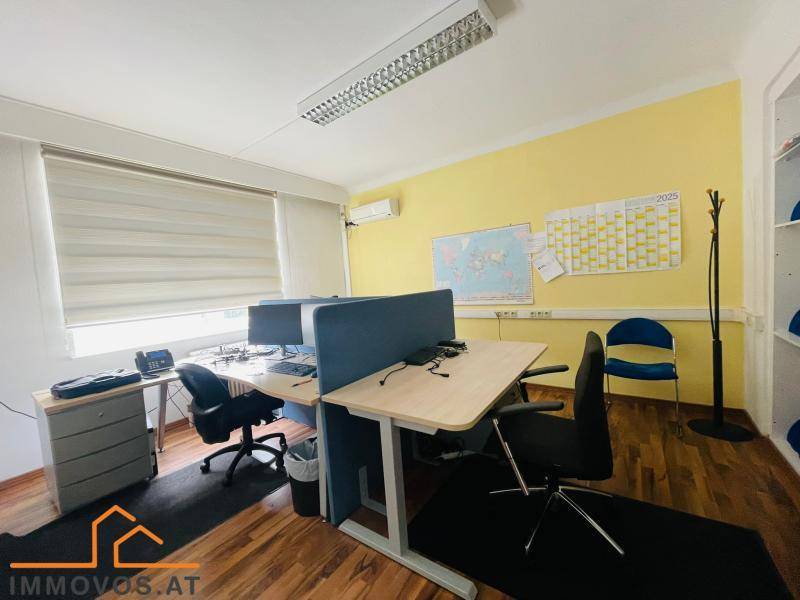 Modern eingerichtetes Büro mit zwei Arbeitsplätzen, Klimaanlage und gelben Wänden.