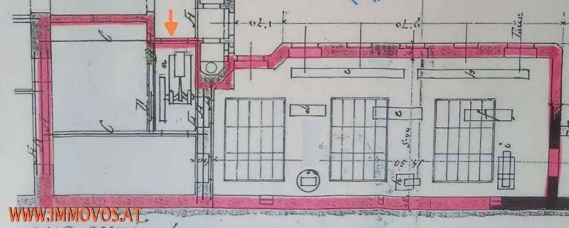 Historischer Grundriss mit eingezeichneten Räumen und Abmessungen, hervorgehoben in Rot.