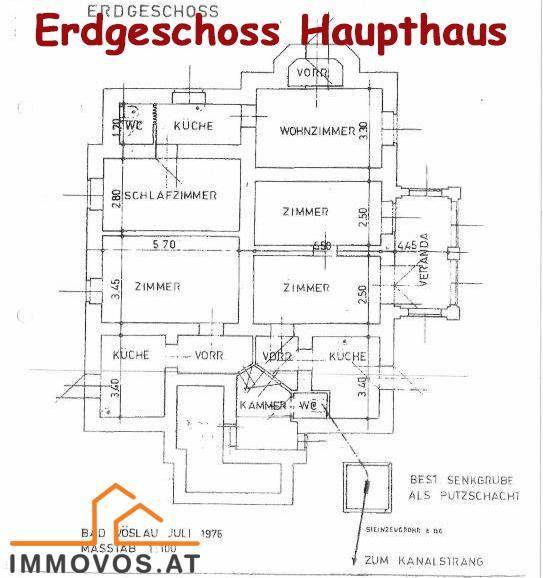 Grundriss des Erdgeschosses mit mehreren Zimmern, Küche, WC und einer Veranda.